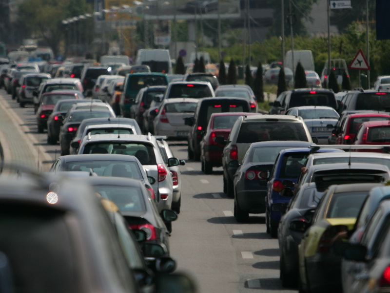 Aglomeraţie în staţiunile de pe Valea Prahovei, spre Bucureşti. Circulaţia se desfăşoară în coloane