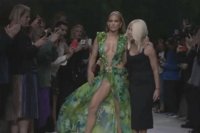 Jennifer Lopez a fost vedeta defilării Versace. Cum arată cântăreaţa la 50 de ani