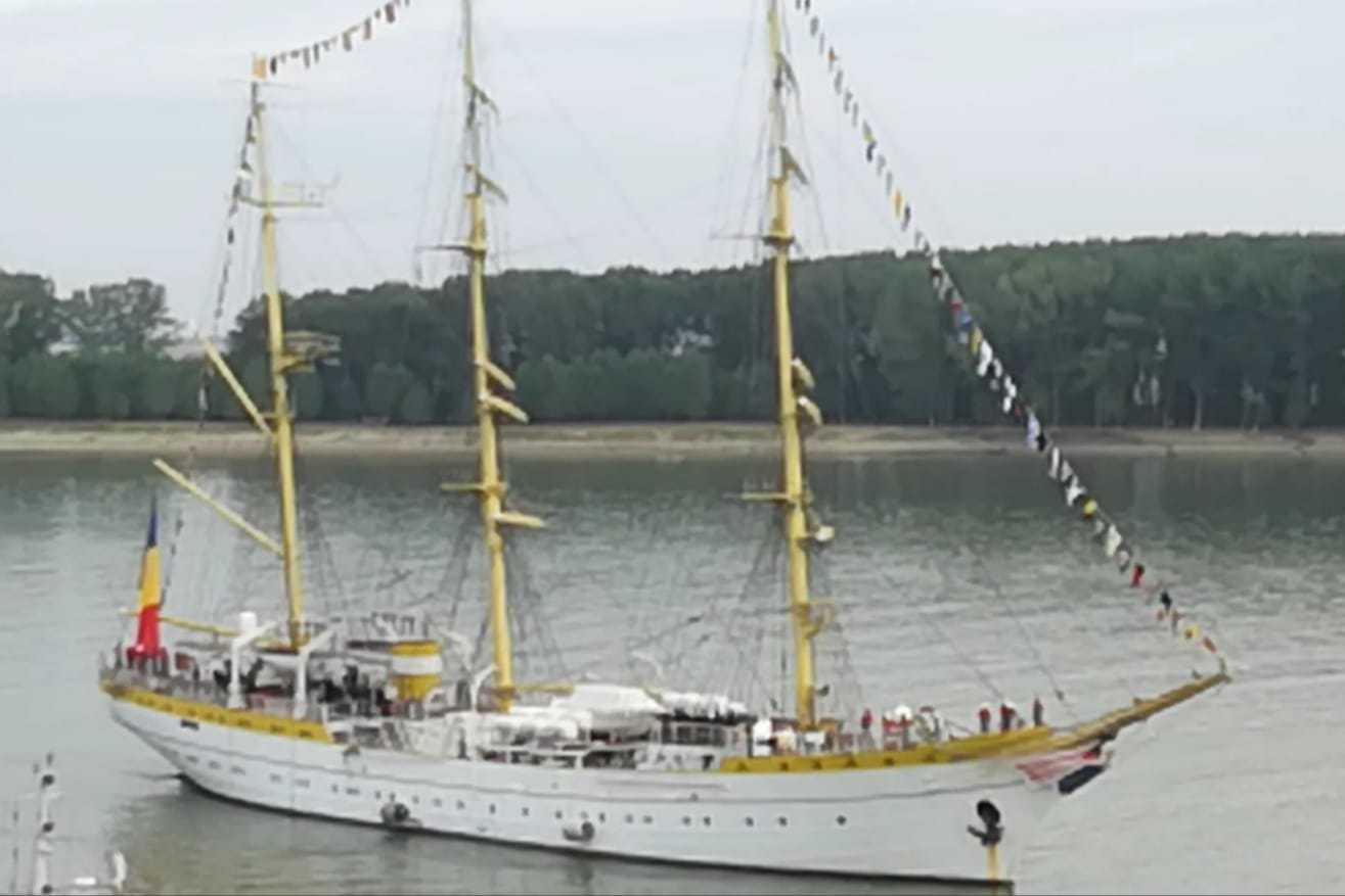 Bricul Mircea s-a întors la Galaţi după 80 de ani. Celebra navă şcoală face un marş pe Dunărea maritimă