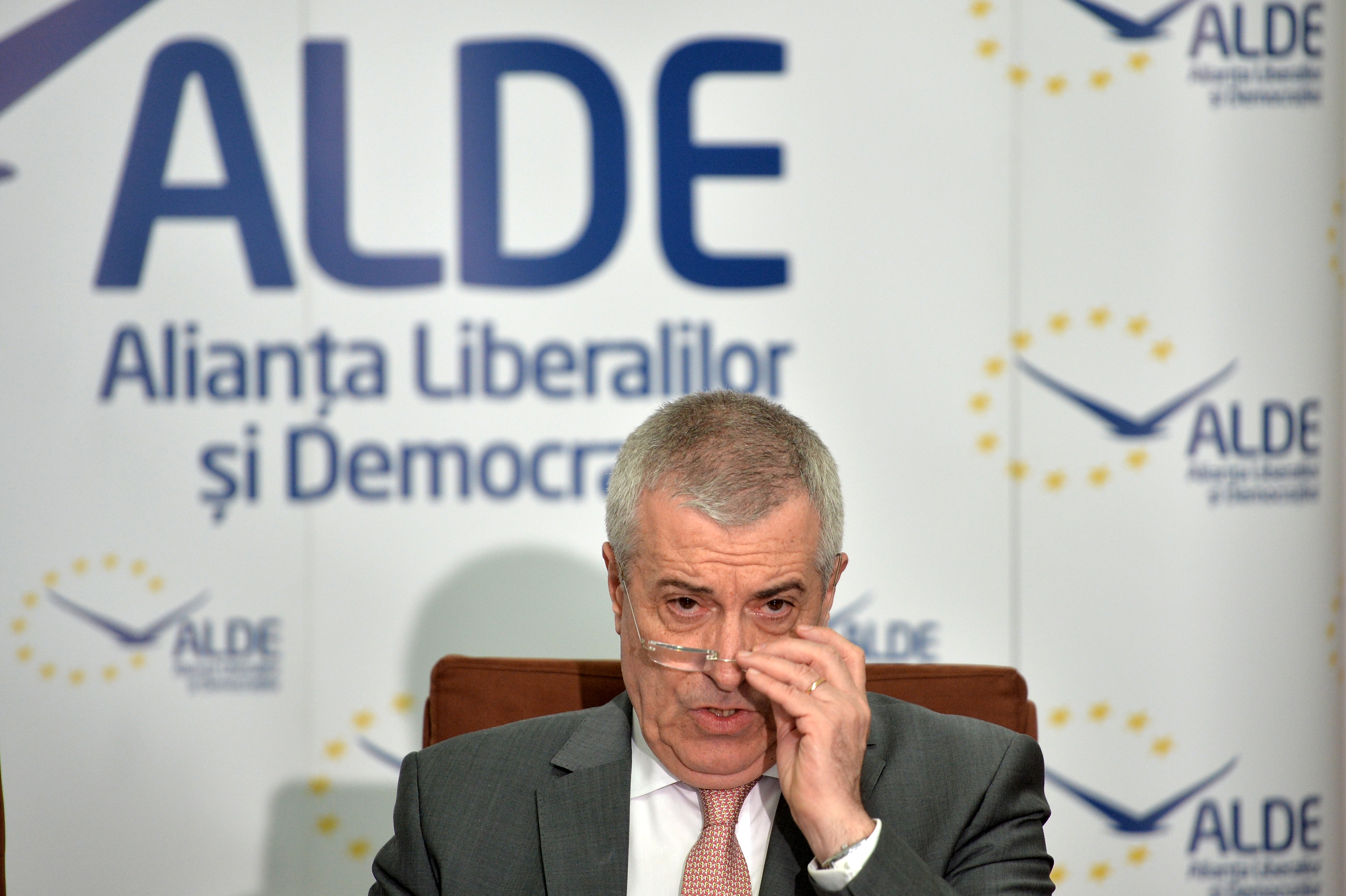 Moţiunea de cenzură trece. PSD are 211 parlamentari / Liderul ALDE anunţă condiţiile în care va susţine un nou guvern