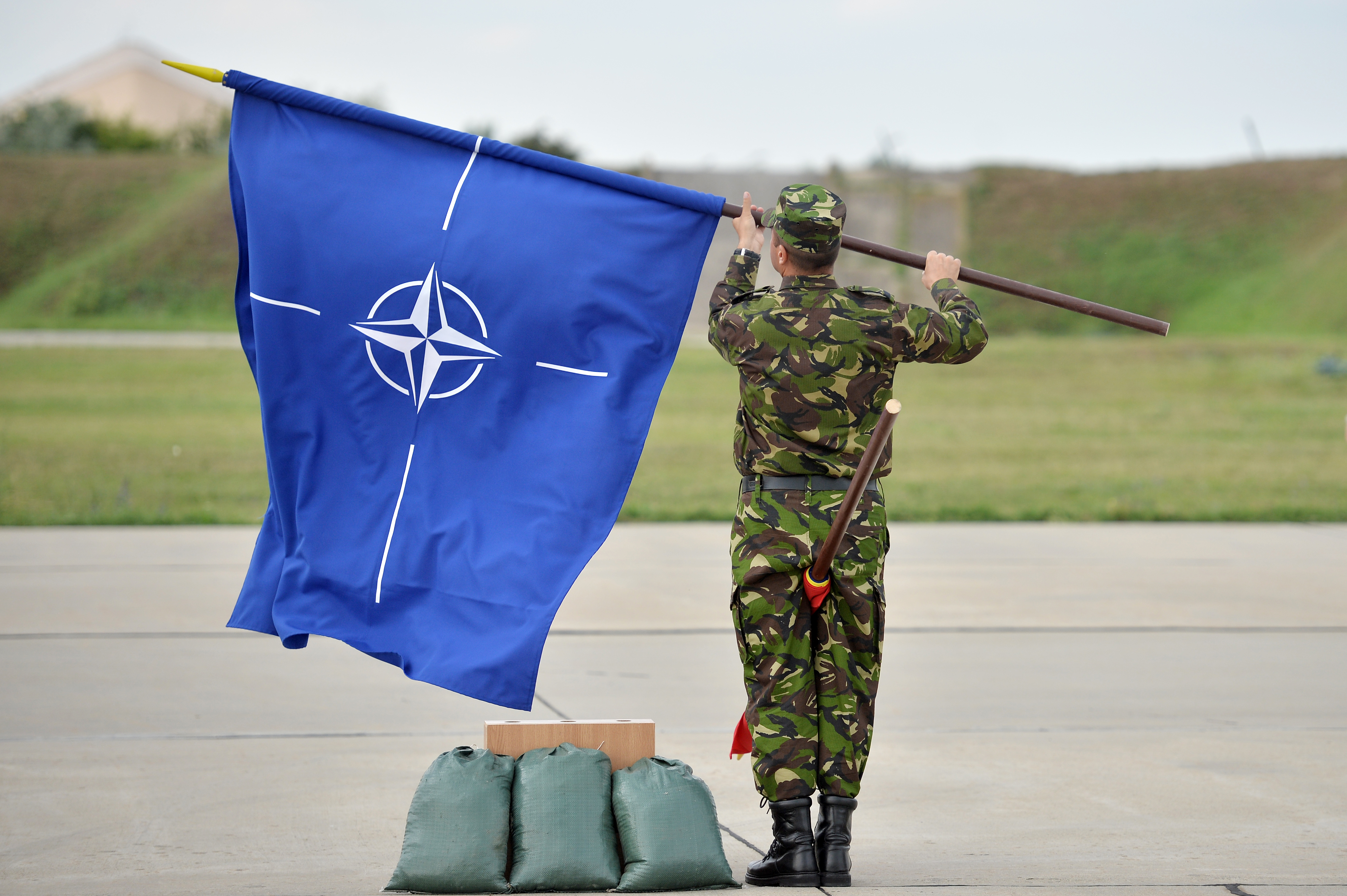Ministrul Apărării anunţă că o ţară europeană va deveni în curând al 30-lea membru cu drepturi depline din NATO