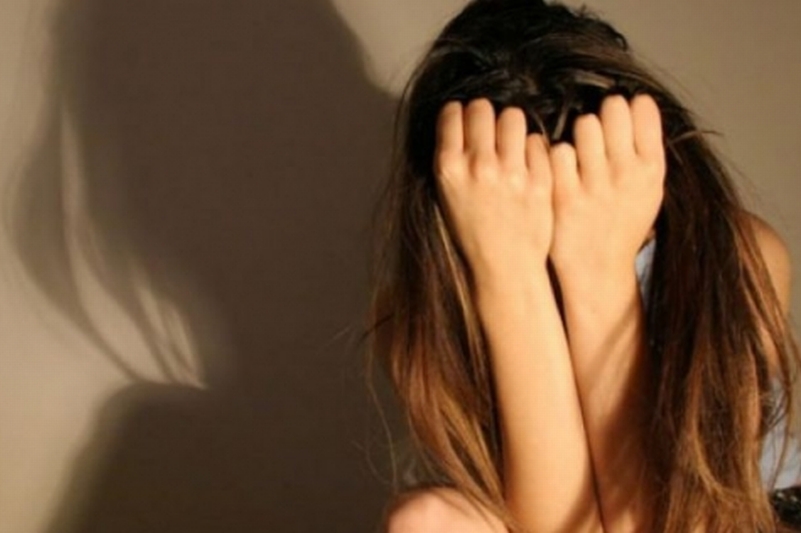 Anchetă la o şcoală după ce un profesor a fost acuzat că ar fi mângâiat şi sărutat elevi