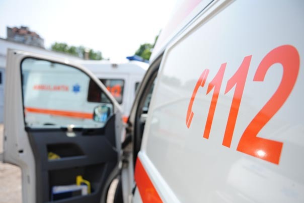 O ambulanţă care transporta un şofer rănit a fost implicată într-un accident