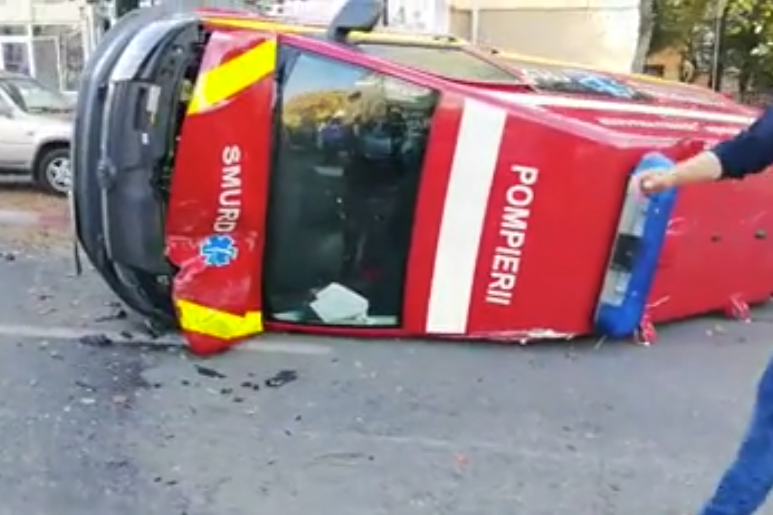 Patru răniţi, dintre care doi paramedici, după impactul dintre o maşină şi o ambulanţă SMURD într-o intersecţie din Piteşti