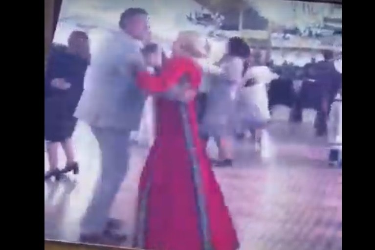 Cum se descurcă Viorica Dăncilă la învârtită. Noi imagini de la nunta din Maramureş