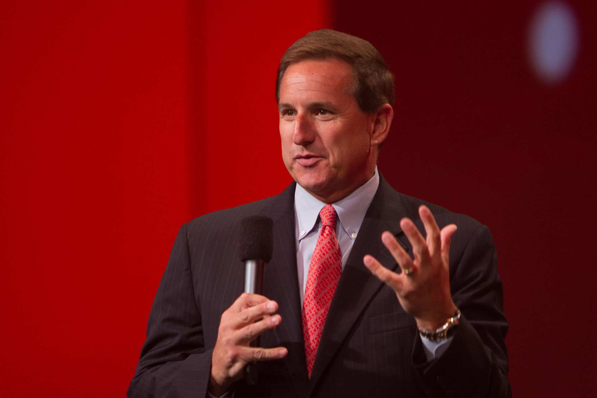 Directorul general al Oracle, Mark Hurd, a decedat Directorul general al Oracle, Mark Hurd, a decedat