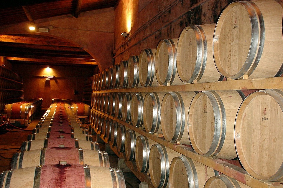 Doi morţi şi trei răniţi grav în Bacău, din cauza vaporilor de vin din beci