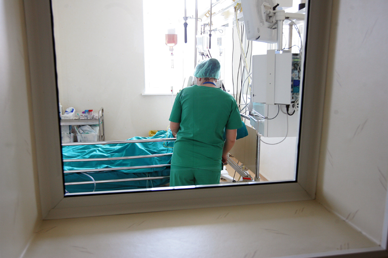 Daunele pe care un medic va trebui sa le plătească pentru că a ars penisul unui copil