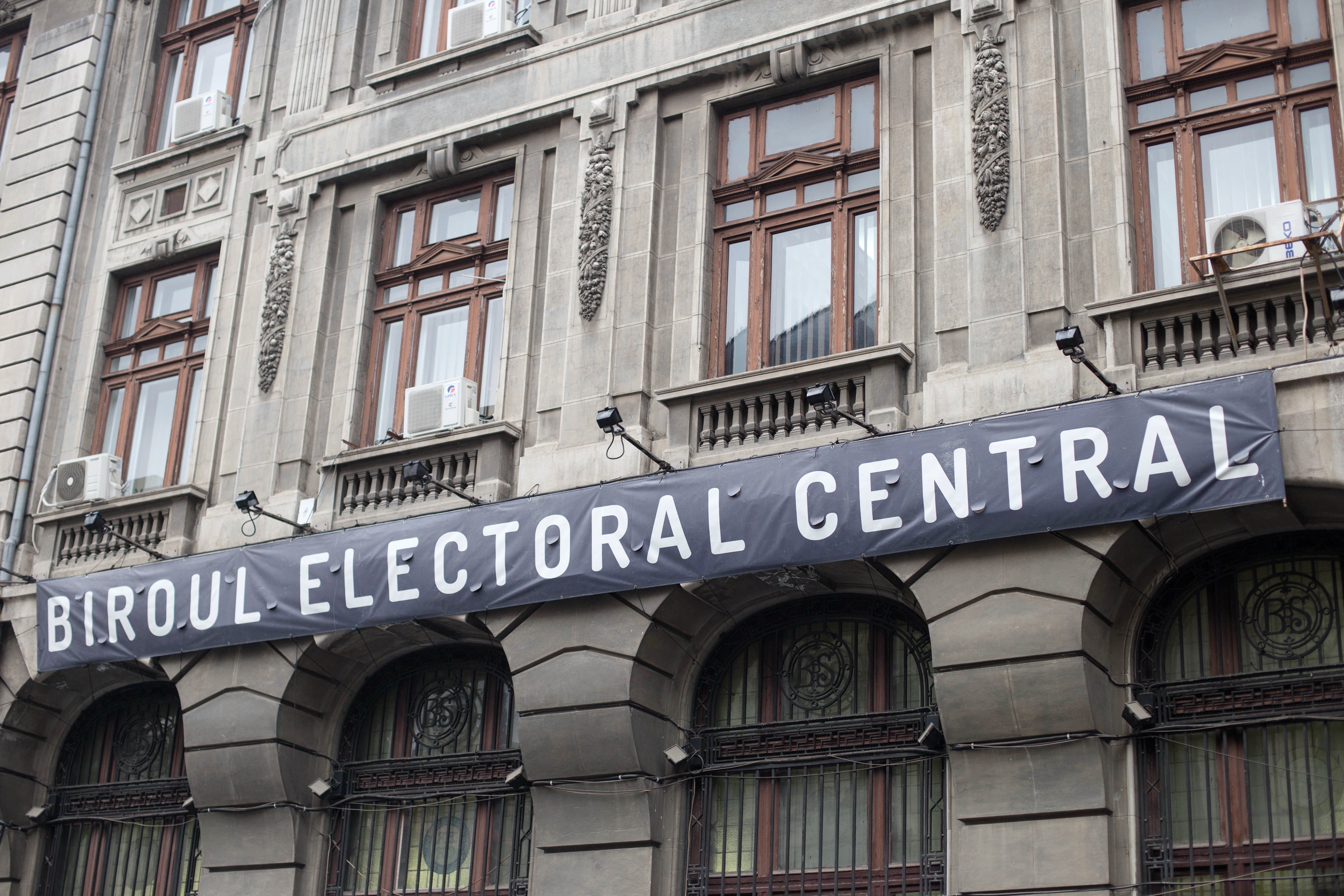 Alegeri prezidenţiale 2019, turul 2. BEC, ora 13.00: 9 secţii de votare cu prezenţă de sub 1% în Capitală