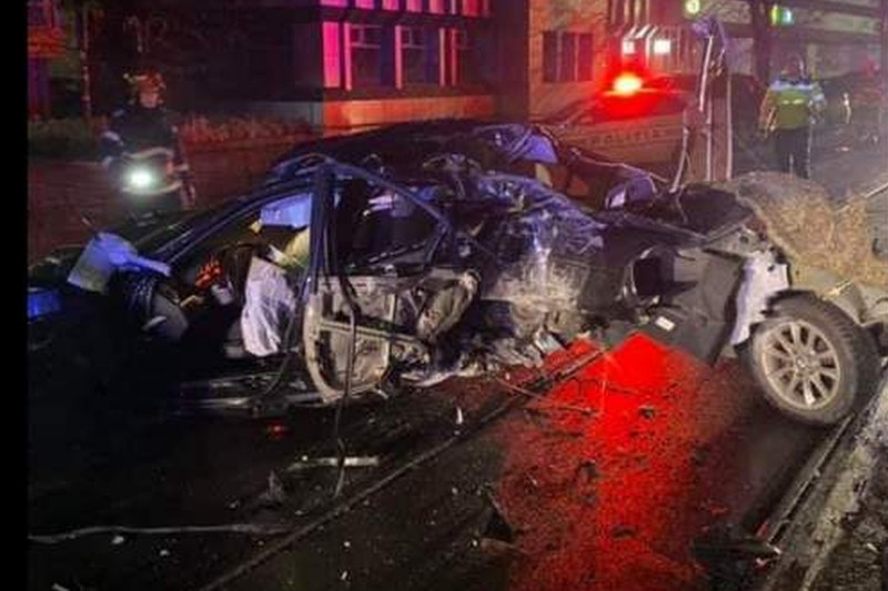 Accident înfiorător în Brăila. Şoferul de 23 de ani al unui BMW este în comă. Bolidul, transformat într-un morman de fiare vechi