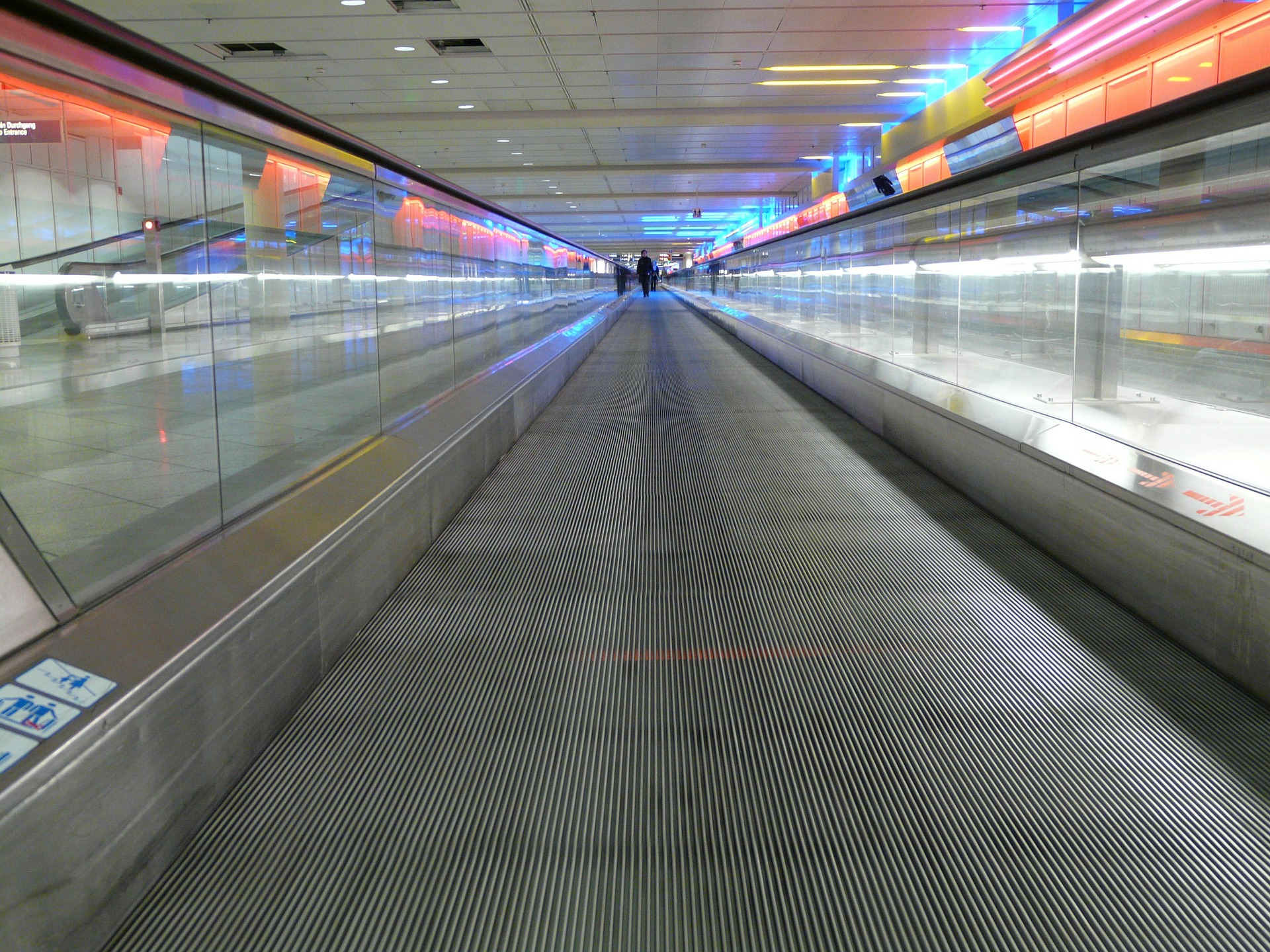 Mergi pe trotuarul rulant la aeroport? Iată ce trebuie să știi