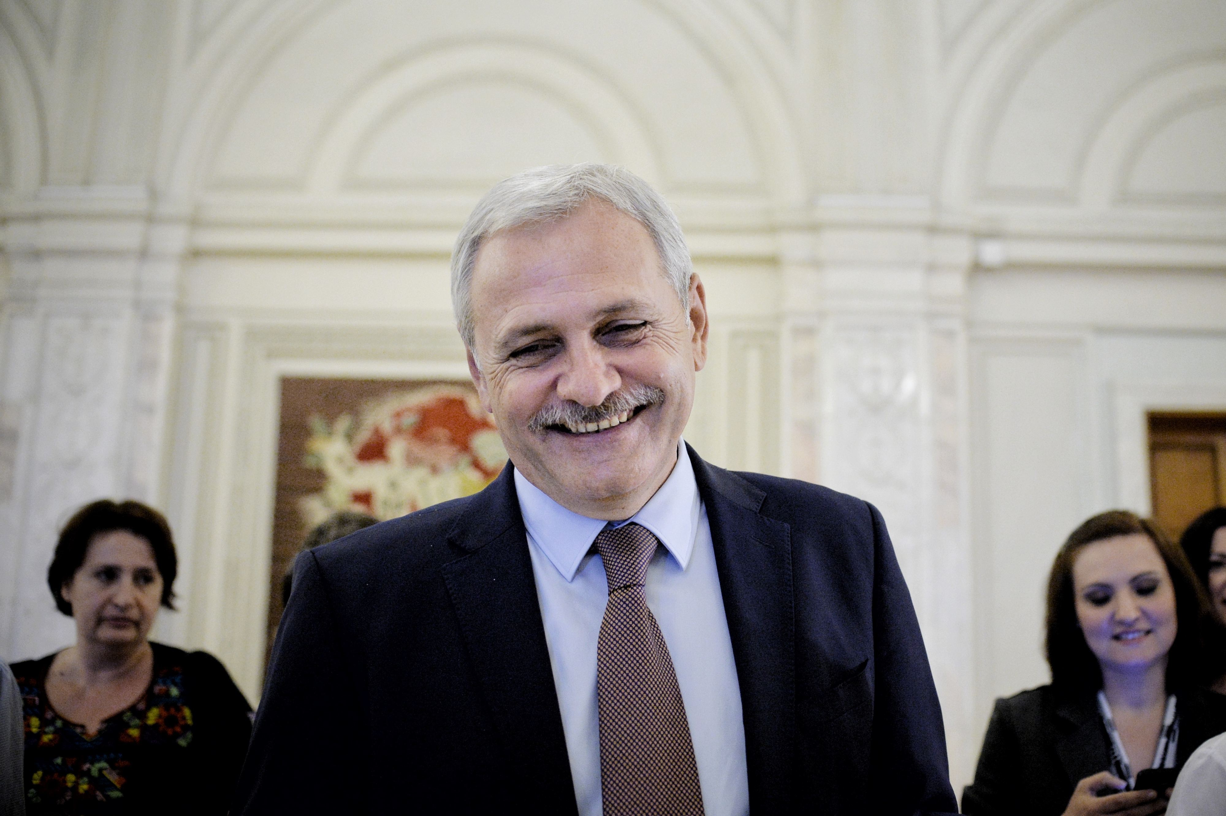 Pe lângă şapte bărbaţi de stat care mă urăsc şi mă atacă, iată că a venit şi al optulea / Pot să mă lupt cu toţi opt