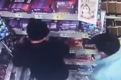 Bătaie într-un magazin, între o vânzătoare şi doi hoţi care au încercat să fure dulciuri: Femeia a reuşit să îl imobolizeze singură pe unul dintre ei