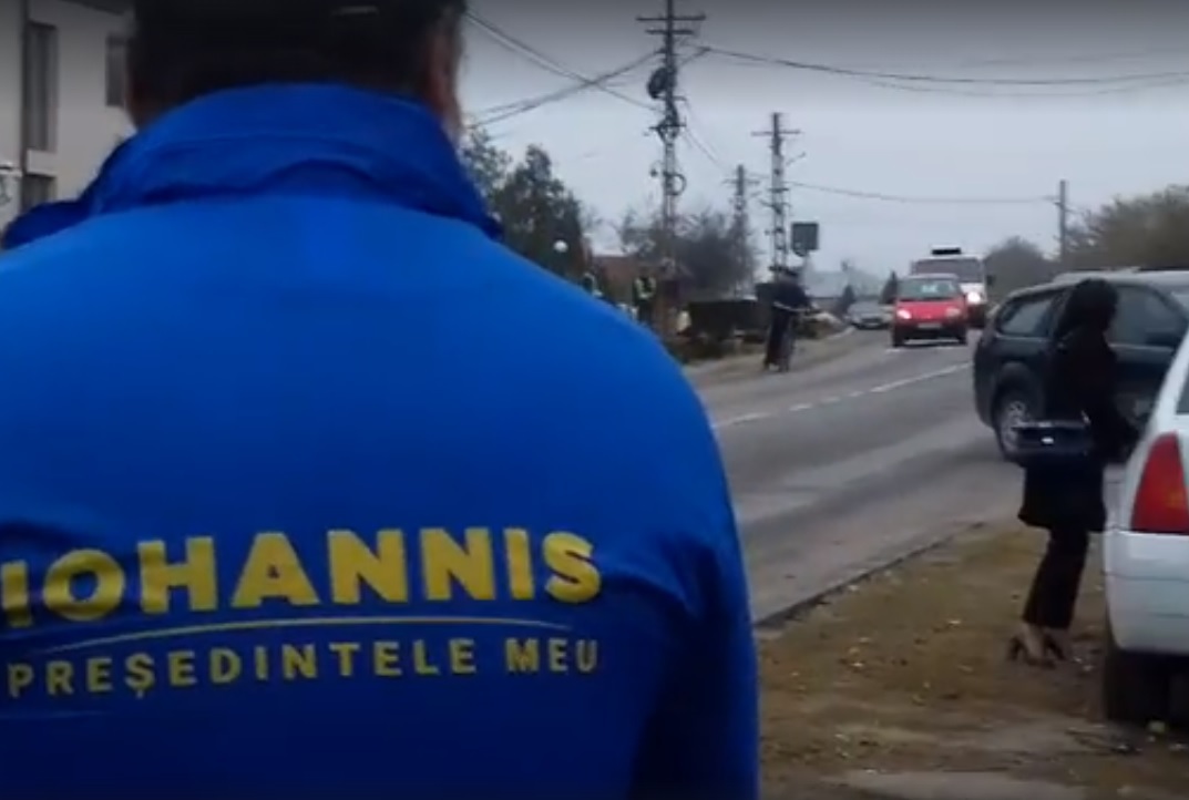 Campanie electorală neobişnuită la Dolj. Simpatizanţi PNL au făcut karaoke pe marginea drumului: Ăia hoţi, ăştia hoţi / „Cea mai tare campanie! Exportaţi-o în tot judeţul!“
