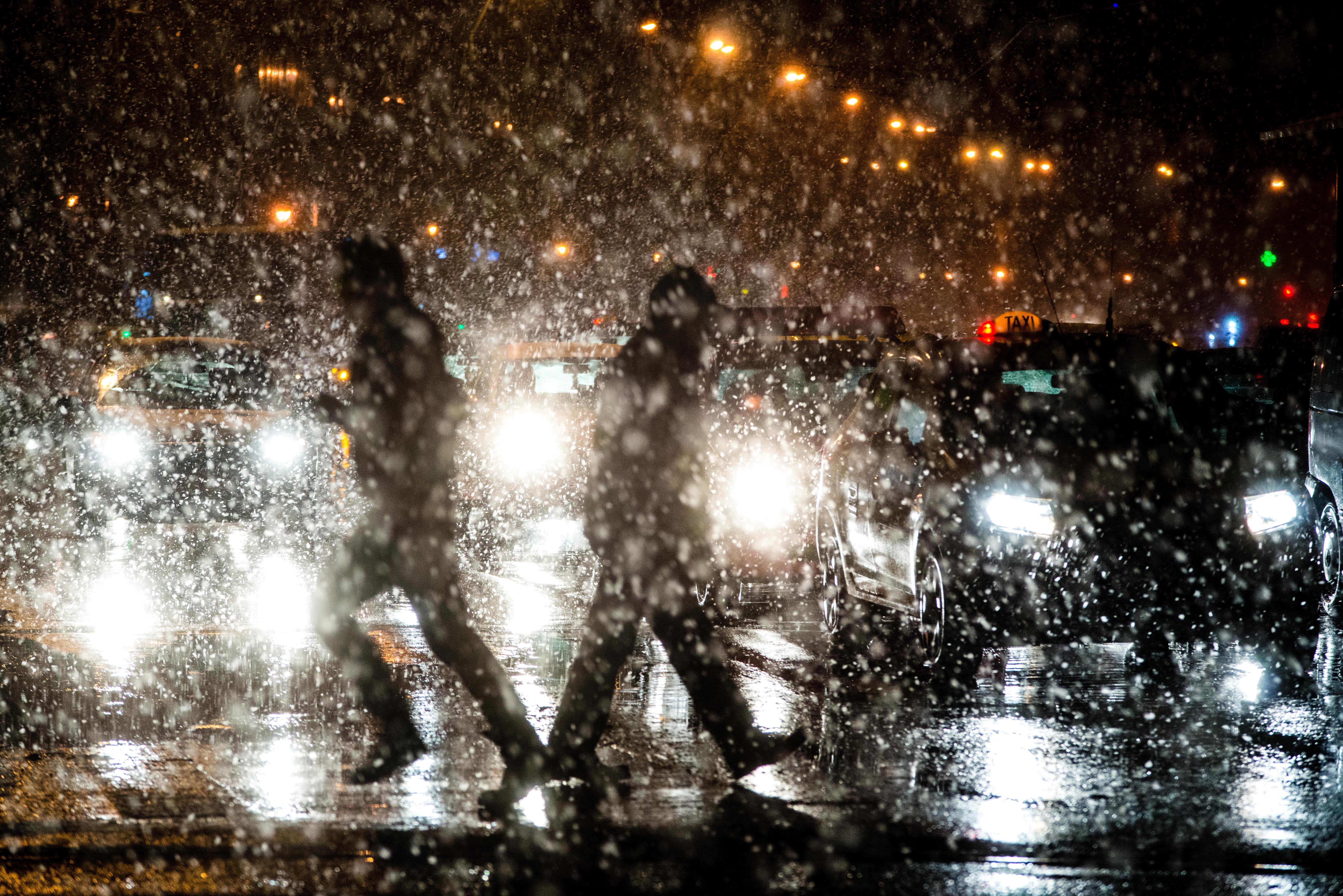 ALERTĂ METEO. Cod galben de ninsori în 4 judeţe şi de precipitaţii care pot duce la formarea poleiului în alte12