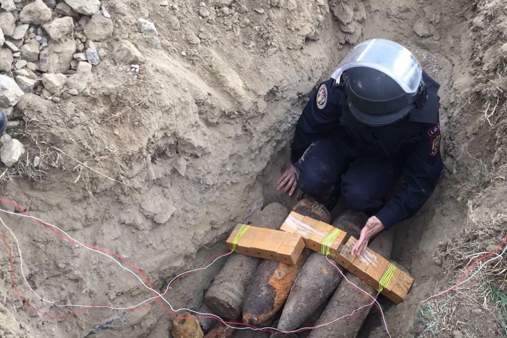 Pirotehniştii au demarat o misiune de distrugere controlabilă a muniţiei neexplodate / Autorităţile trag un semnal de alarmă: „Explicaţi copiilor aceste reguli! Puteţi preveni o tragedie!”