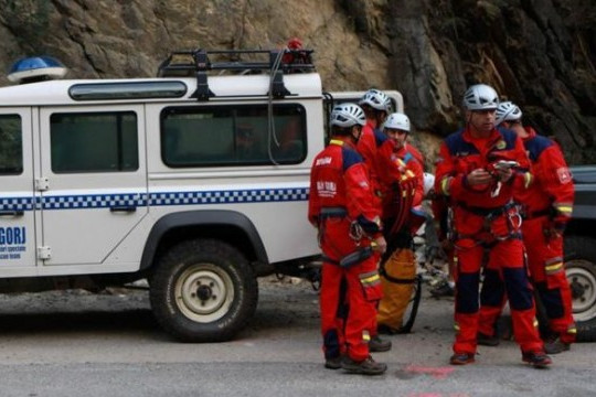 Doi turişti sunt căutaţi pe Valea Caraimanului, după ce au fost rămas blocaţi din cauza unei ploi torenţiale