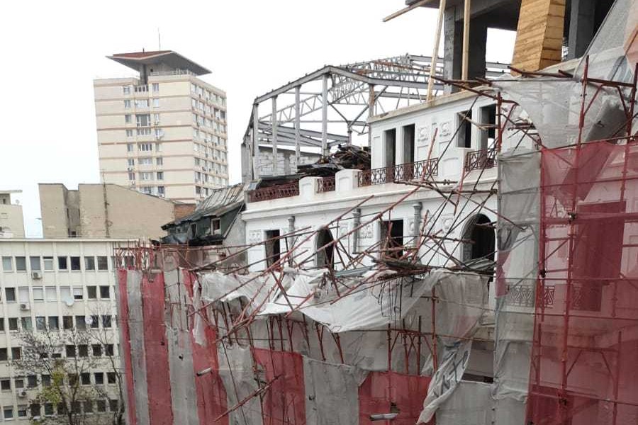 O schelă s-a desprins parţial iar bucăţi din structură au avariat maşini