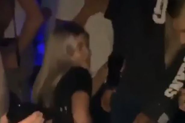 I s-au rupt pantalonii la spate chiar în mijlocul petrecerii, dar ce a făcut tânăra după a şocat pe toată lumea: „Toţi cei care treceau pe lângă mine râdeau cu lacrimi”