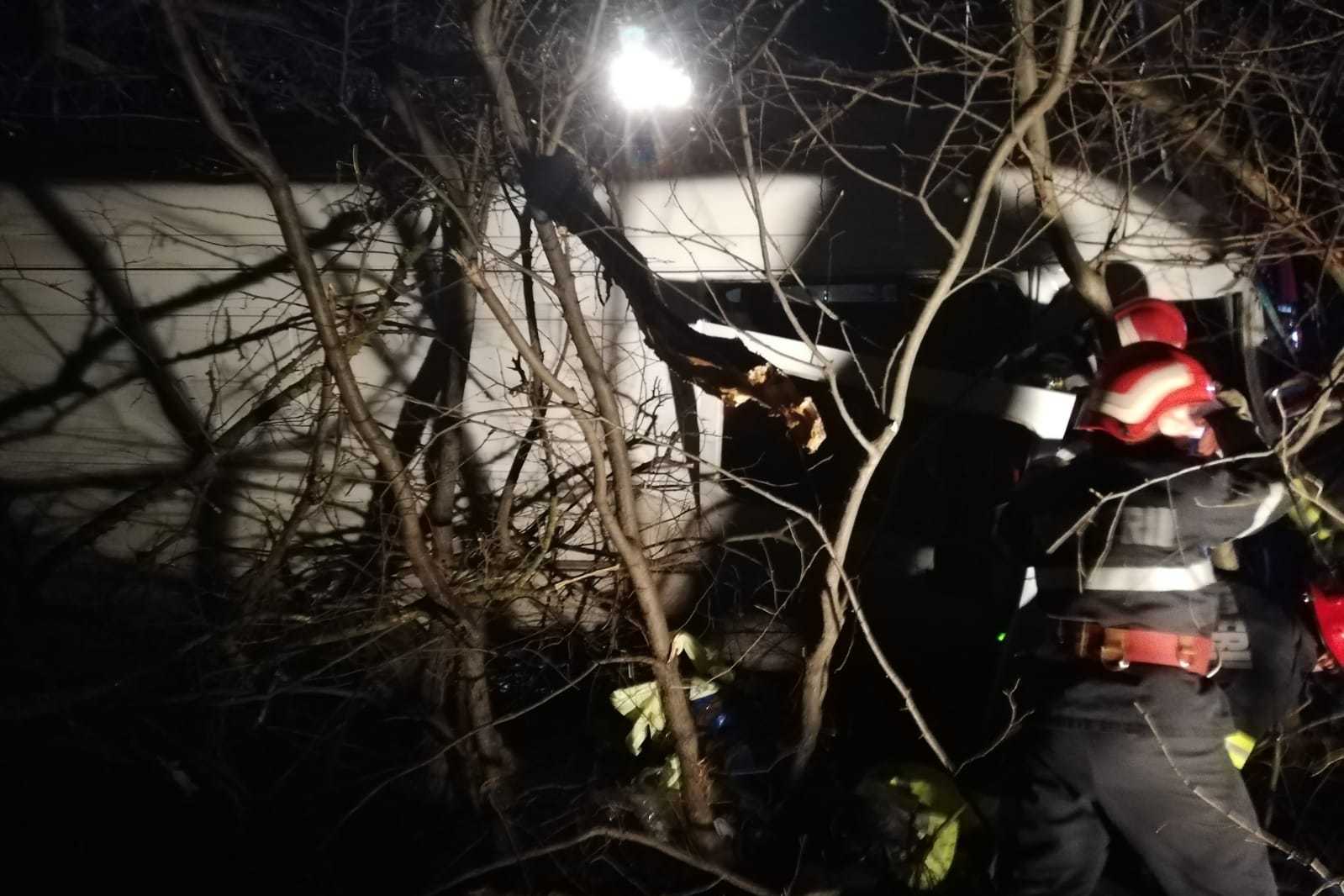 Accident tragic în Neamţ | A fost declanşat planul roşu de intervenţie după ce un microbuz cu nouă bărbaţi s-a răsturnat: două victime şi mai mulţi răniţi