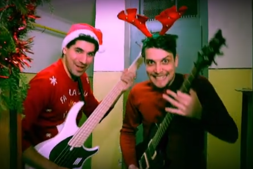 Cum sună colindele lui Hruşcă în varianta metal? Doi tineri ne prezintă o altfel de variantă a melodiei „Deschide uşa, creştine”