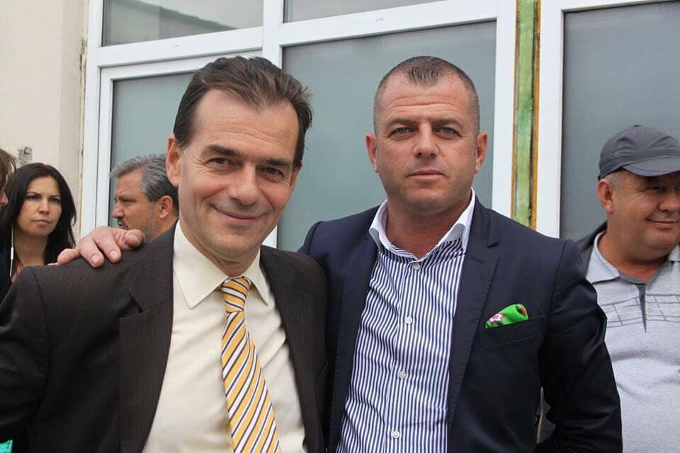 Realizări în comuna pe care a condus-o, dar şi probleme cu legea / Politicianul, acuzat că şi-a pus soţia să candideze în locul lui la primărie