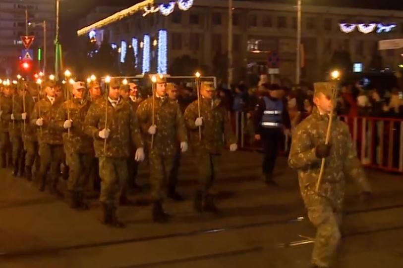 Ziua Naţională – 1 Decembrie | Sute de oameni au asistat la retragerea cu torţe a militarilor, în Iaşi şi Galaţi Ziua Naţională – 1 Decembrie | Sute de oameni au asistat la retragerea cu torţe a militarilor, în Iaşi şi Galaţi