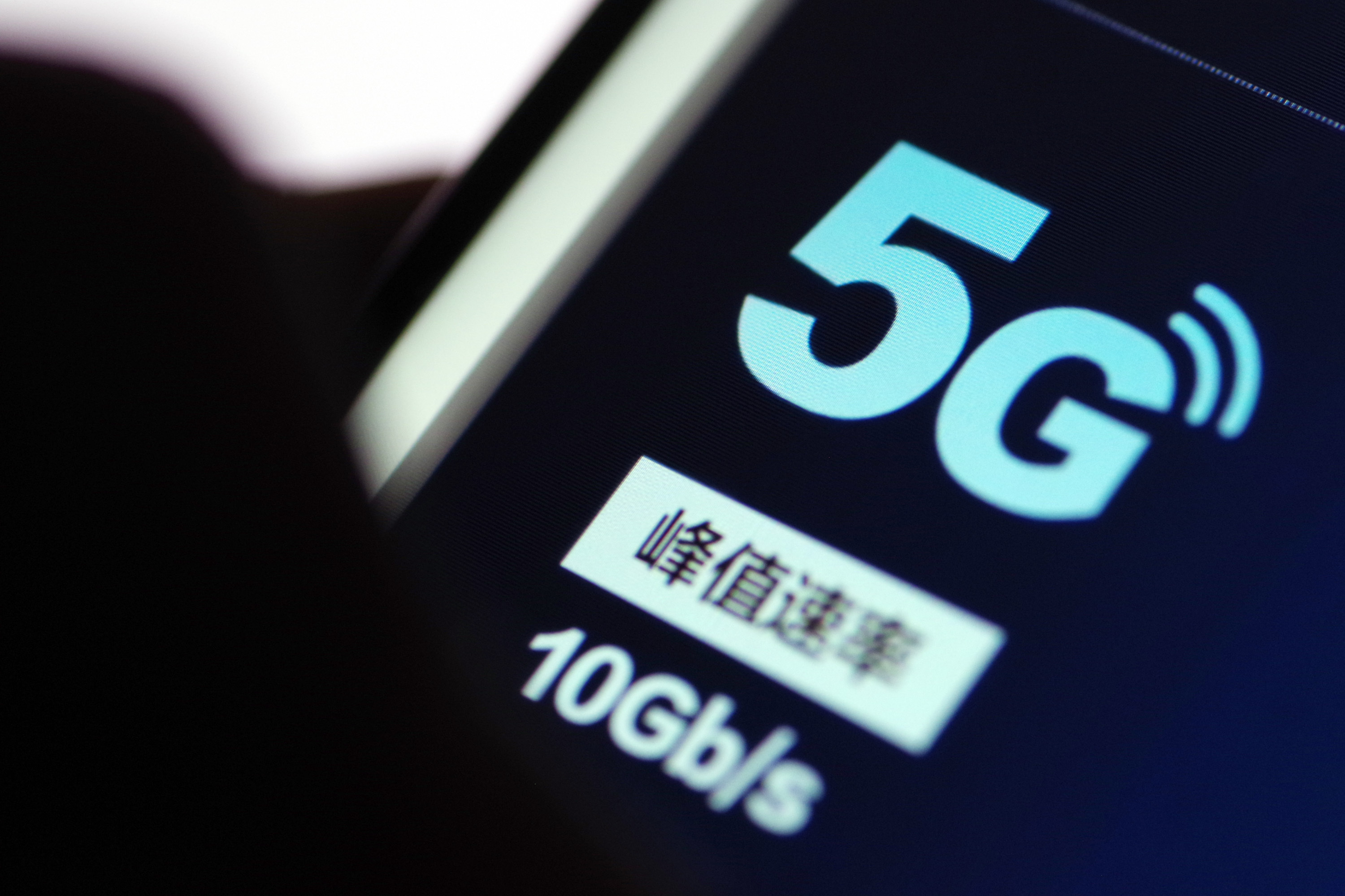 Sute de craioveni au protestat împotriva tehnologiei 5G
