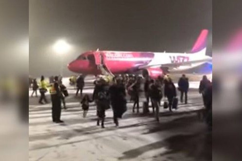 Incendiu la bordul unui avion Wizz Air, în care se aflau şi români / Nimeni nu a fost rănit
