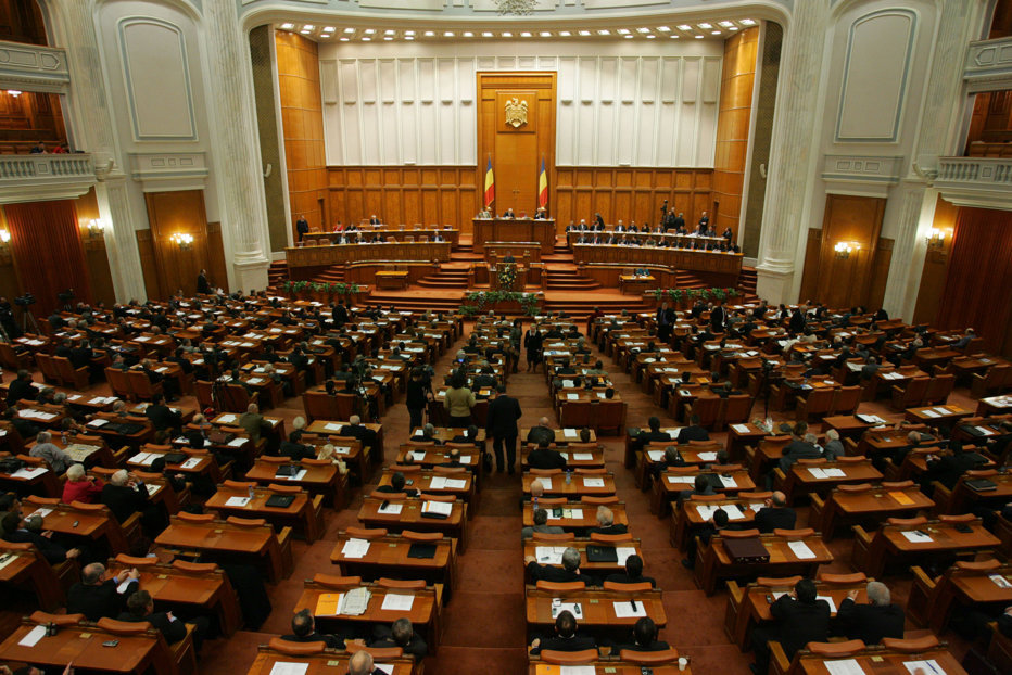 Guvernul a adoptat modificările la OUG 114, fără interzicerea cumului pensiei cu salariul de stat