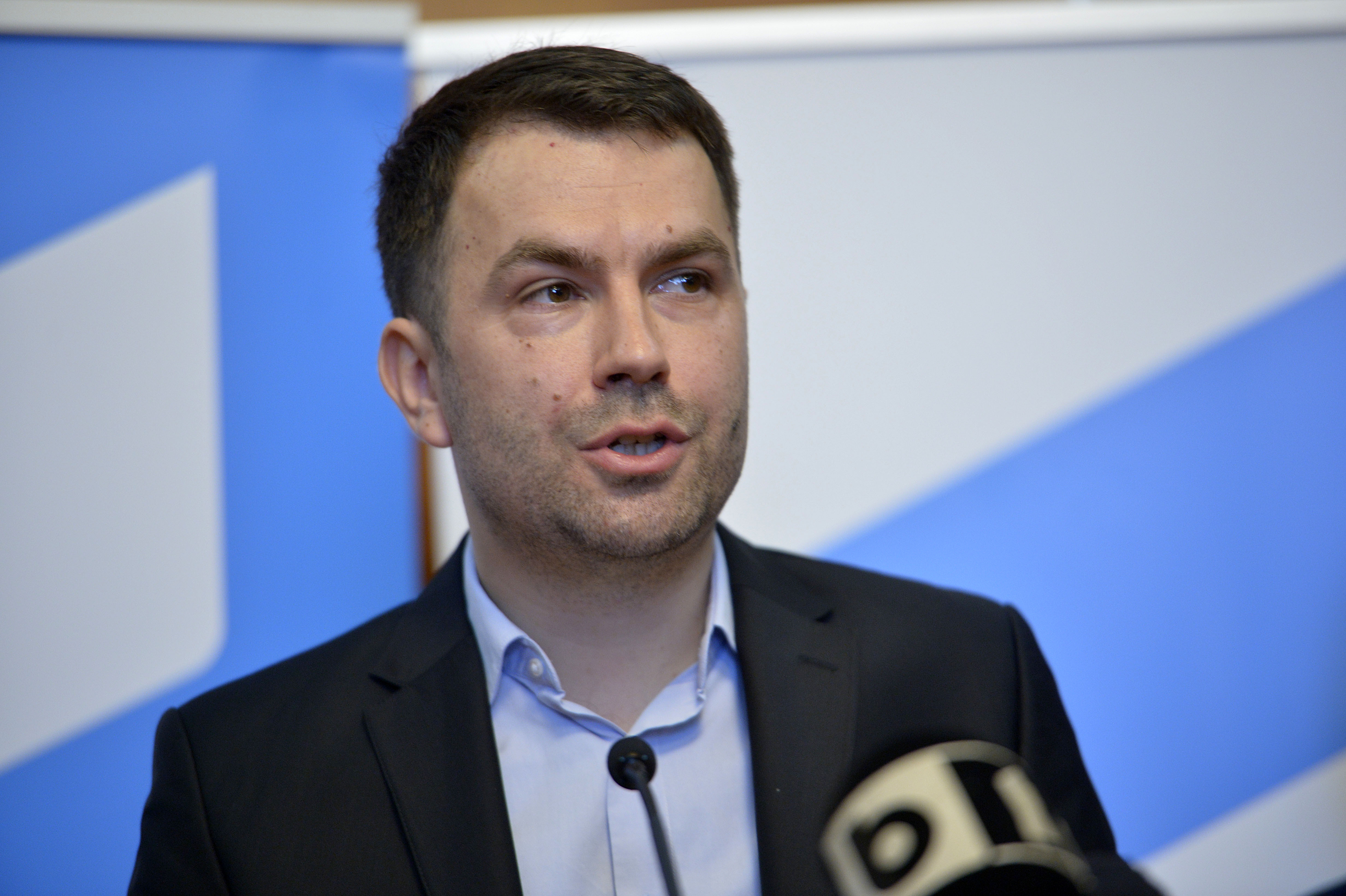 Ieşirea lui Răzvan Cuc este încă o mostră de tupeu neruşinat. Răspunsul Guvernului nu pare deloc convingător . Să se publice scrisoarea de observaţii a CE