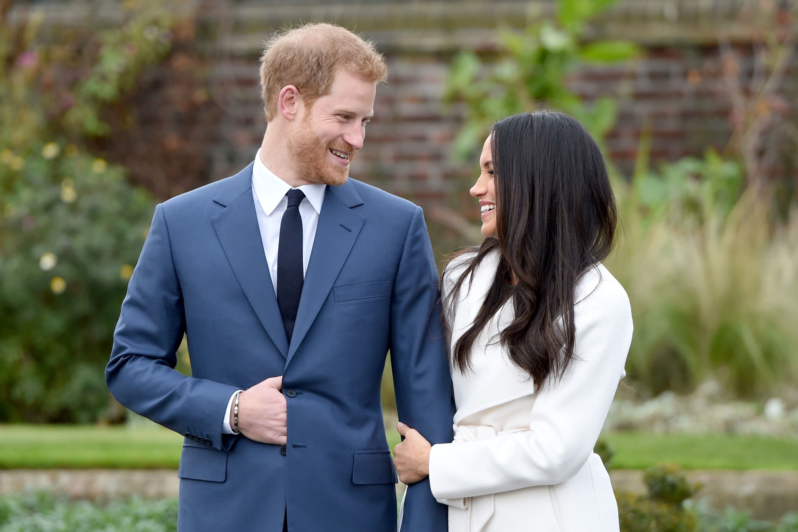 Prinţul Harry şi ducesa Megan Markle renunţă la rangul de membri „seniori” ai familiei regale şi anunţă că vor să devină independenţi financiar