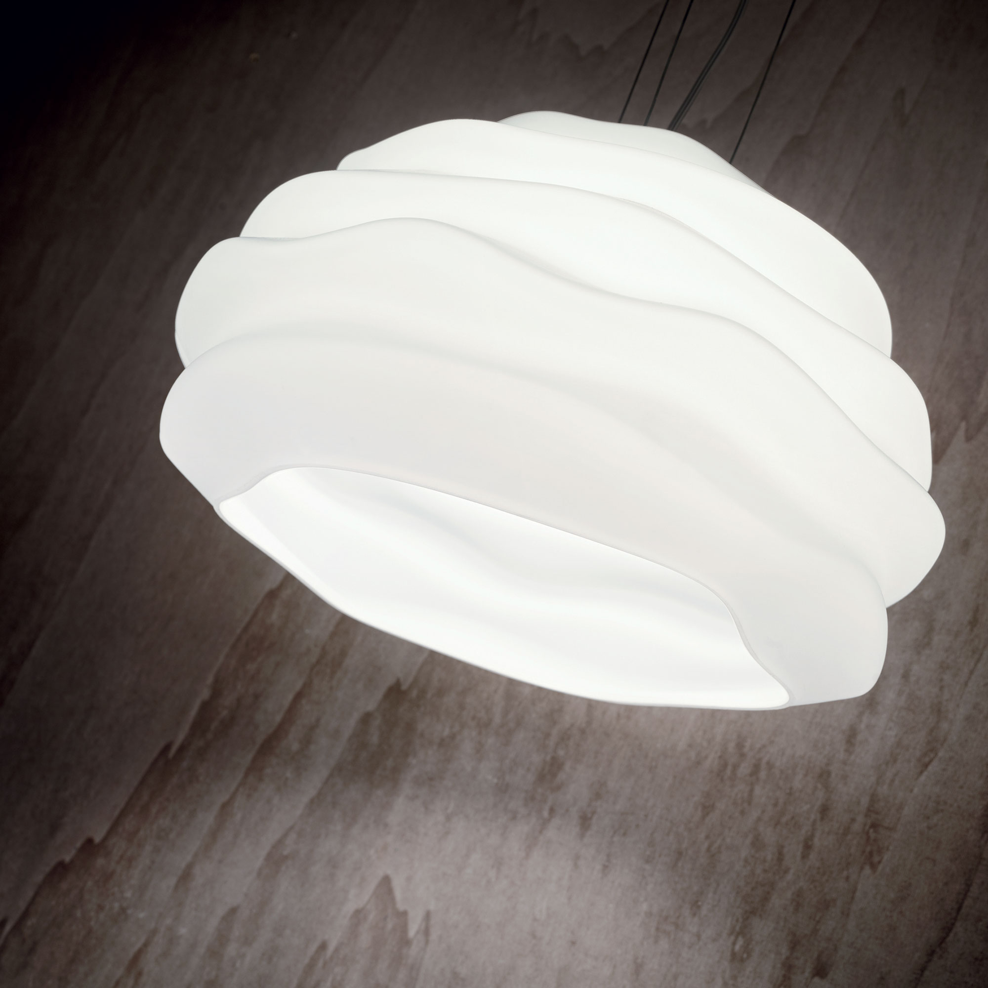 Alegerea unei lustre de dormitor iti da batai de cap? Iata cum sa gasesti modelul perfect!