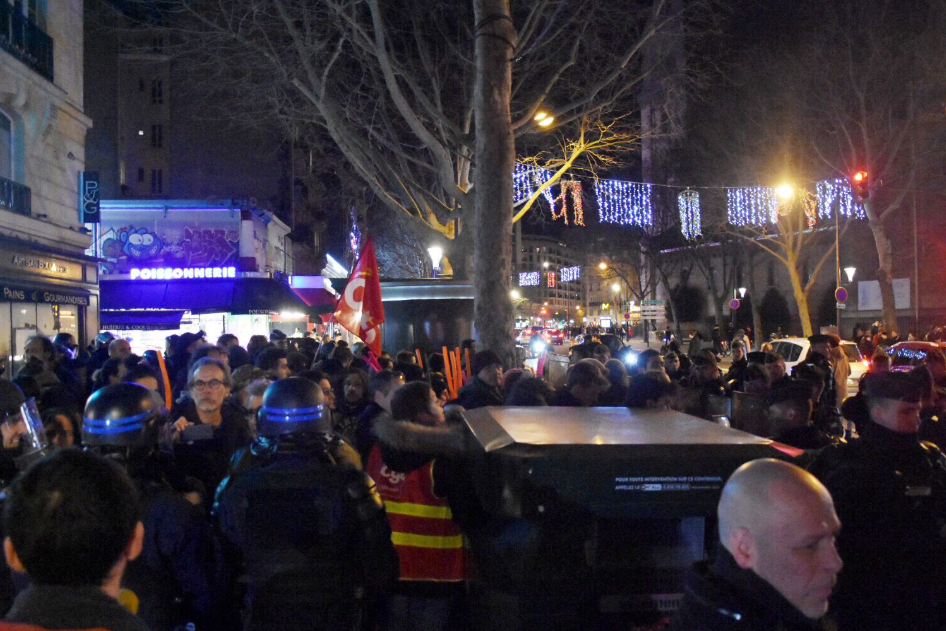 Clipe de groază în Paris. Mai mulţi manifestanţi au încercat să pătrundă cu forţa într-un teatru unde se afla Macron