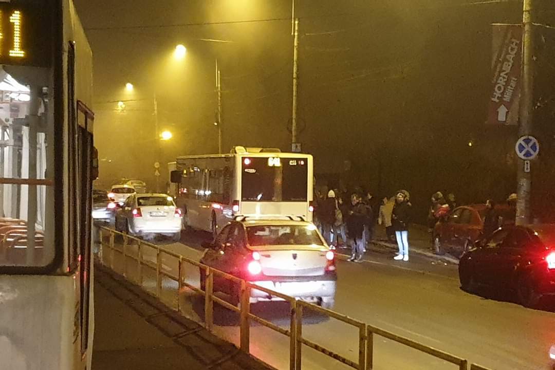 Tramvaiele liniei 41, blocate. Pentru preluarea călătorilor, STB a introdus o linie navetă