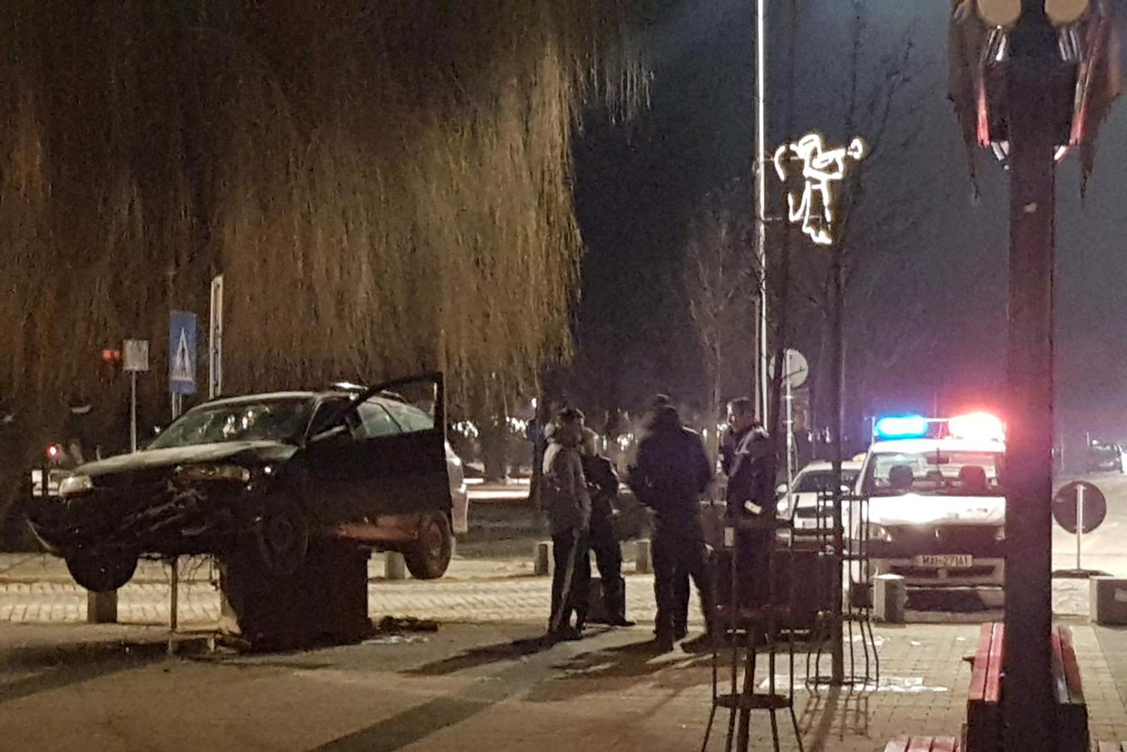 Parcare inedită făcută de un şofer beat. Bărbatul a ajuns cu maşina într-un ghiveci de copac