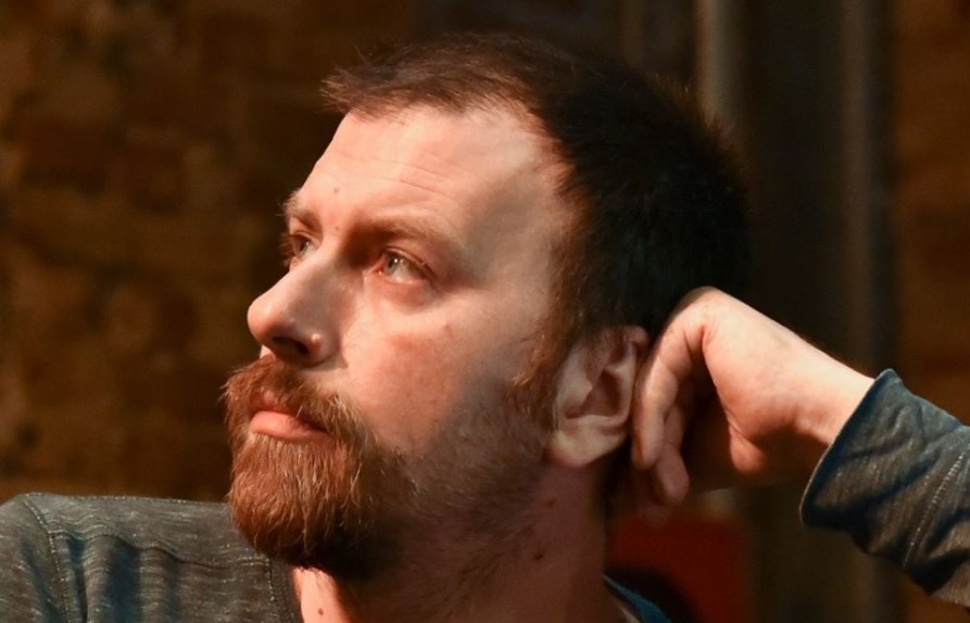 EXCLUSIV | Adrian Albu, supravieţuitor al tragediei de la Colectiv, în cursa pentru Primăria Sectorului 2: „Mi-am pierdut sora în Colectiv. Statul român trebuie să construiască spitale, nu să le zugrăvească”