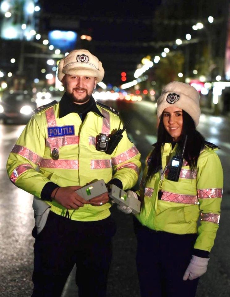 Ionuț și Petra se aflau în zona centrală a Capitalei. Un autoturism se apropia de ei când dintr-o dată a redus brusc viteza și a virat pe o stradă laterală. Ce au descoperit cei doi polițiști