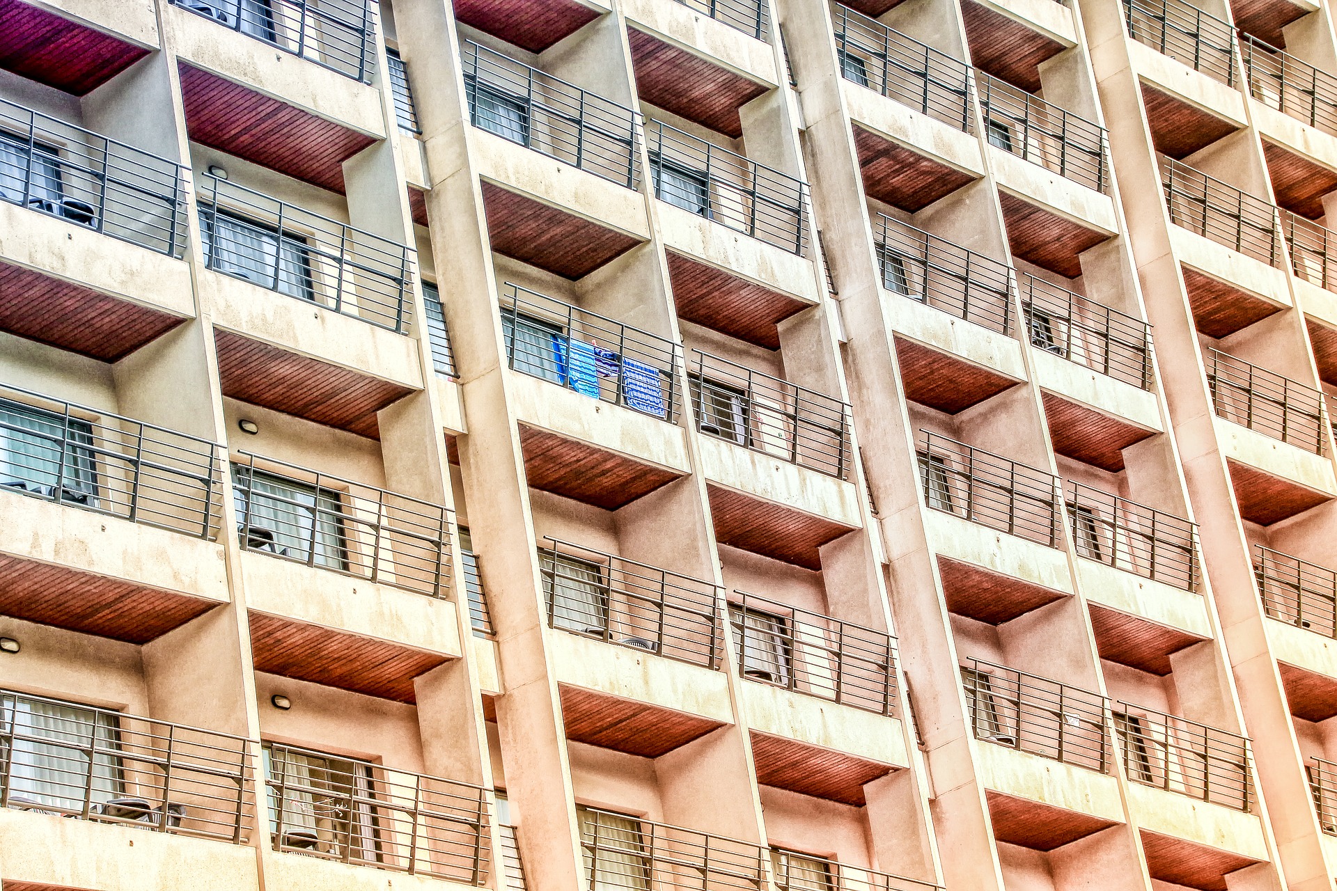 Vecinii știau că are o iubită cu 36 de ani mai tânără, dar nu-l mai zăriseră de câteva zile. Când oamenii au intrat în balconul concubinei din Bacău au descoperit adevărul despre relația lor