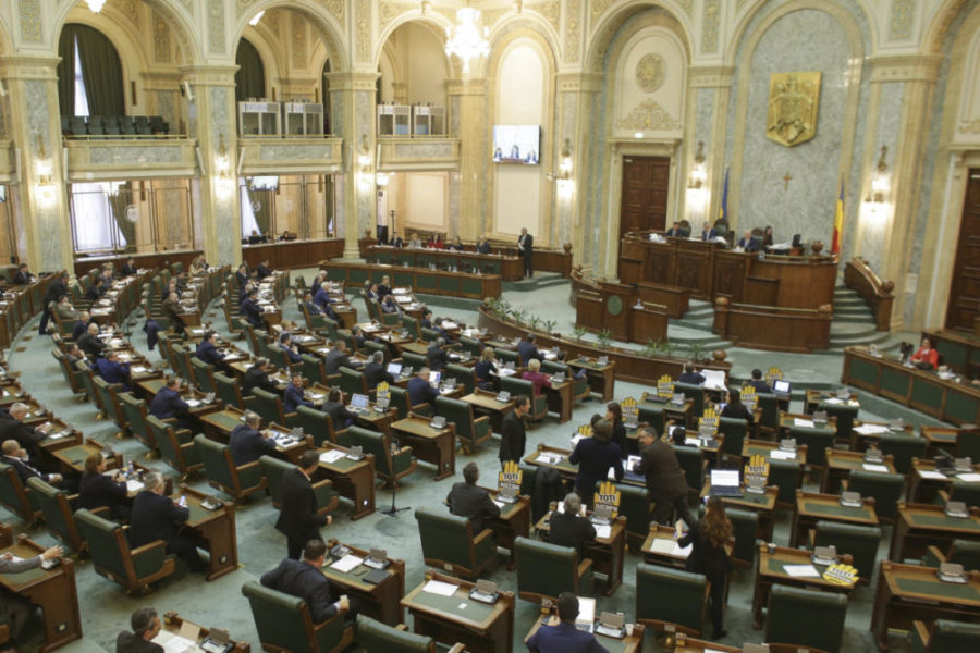 Senatul a votat legea prin care profesorii capătă statut de autoritate publică şcolară