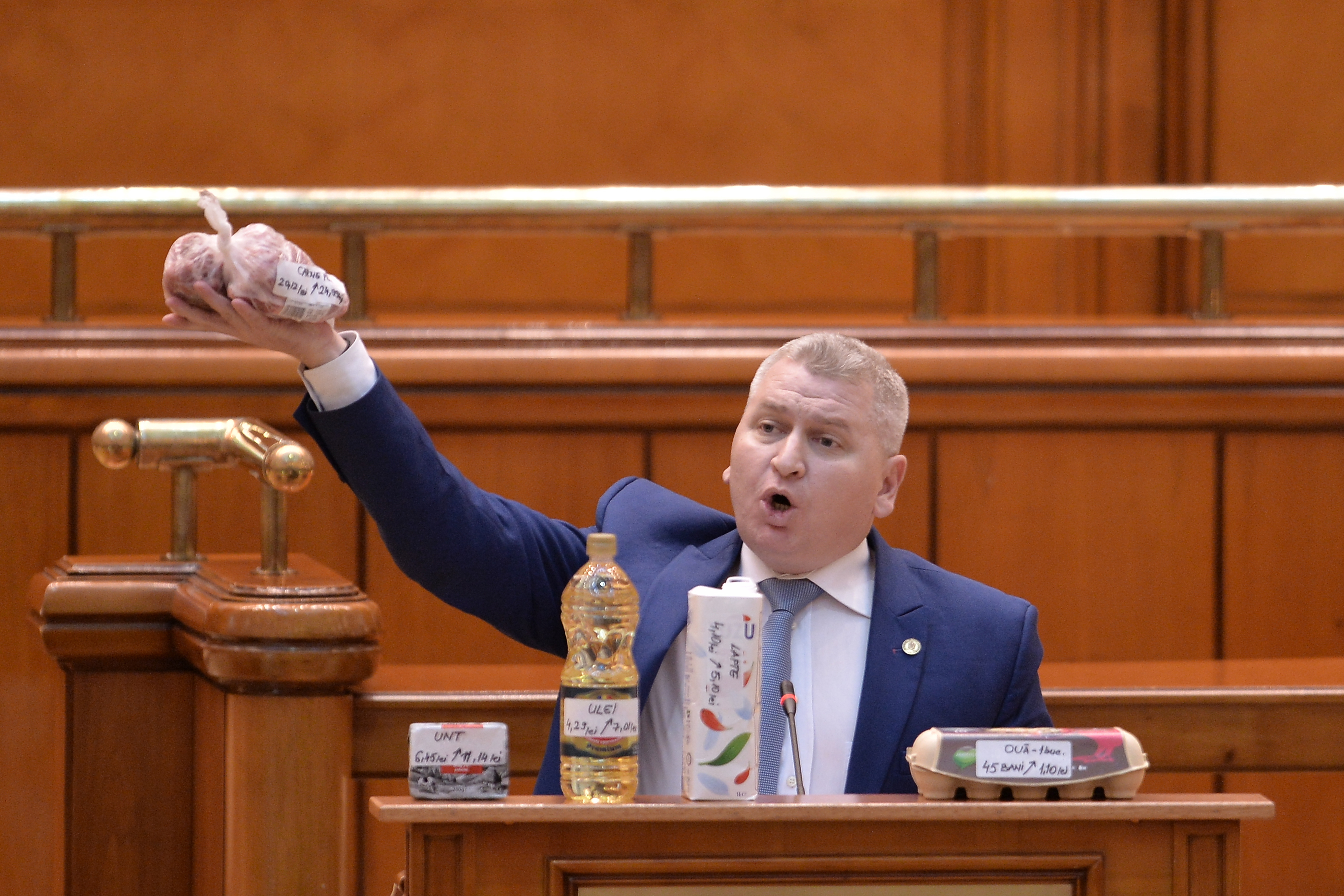 Caut naş pentru tăierea moţului moţiunii. Condiţia, naşul să ştie numele