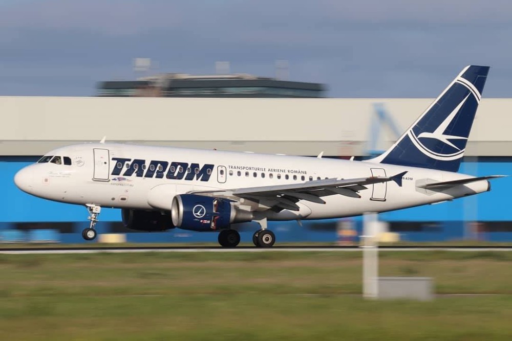 AVION LOVIT DE TRĂSNET. Aeronava a decolat din București și s-a întors după incident
