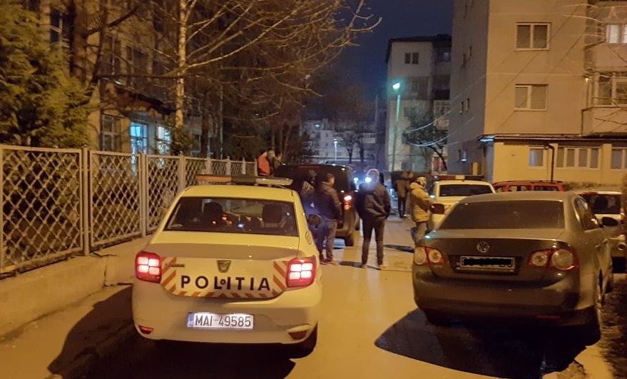 EXECUȚIE. Bărbat împușcat în cap într-o scară de bloc din Bacău. VIDEO