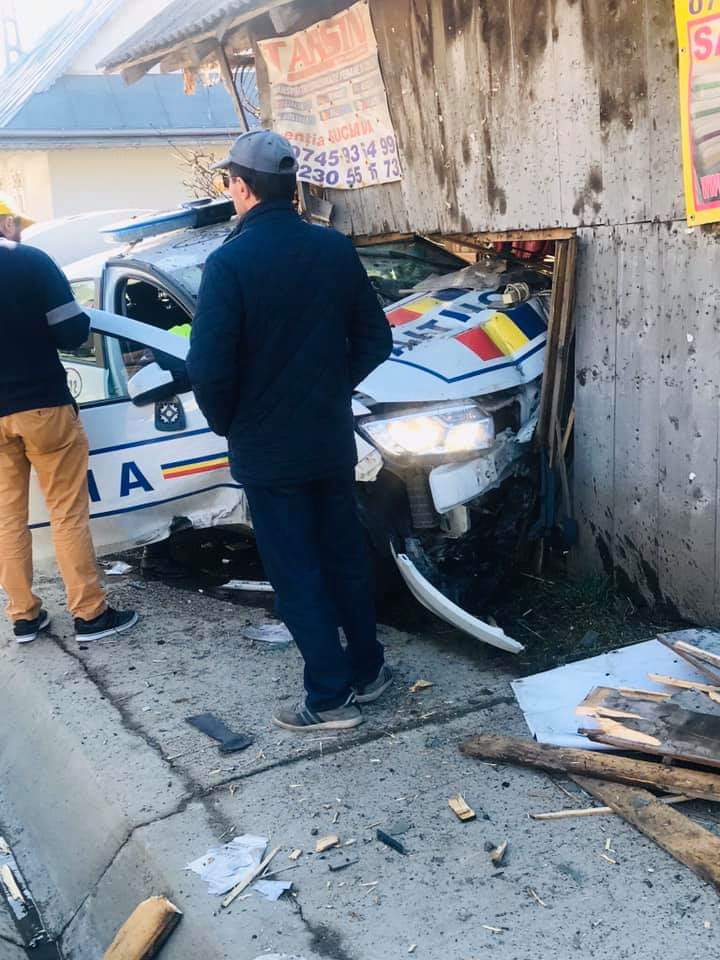 ACCIDENT între colegi. Un jandarm, aflat în timpul liber, a lovit o mașină de Poliție