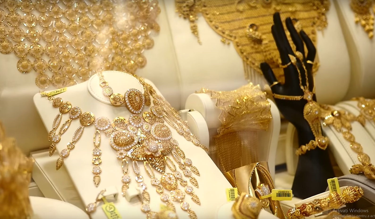 INGENIOZITATE ROMÂNEASCĂ. Au făcut furori în presa britanică după jaful „sofisticat și îndrăzneț” la un magazin de bijuterii de lux/ Ce greșeală fatală au făcut cei doi hoți