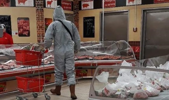EXCLUSIV. Cum a ieșit azi un român la cumpărături. Este costumat în echipament complet de protecție pentru un „atac biologic”/ FOTO, VIDEO