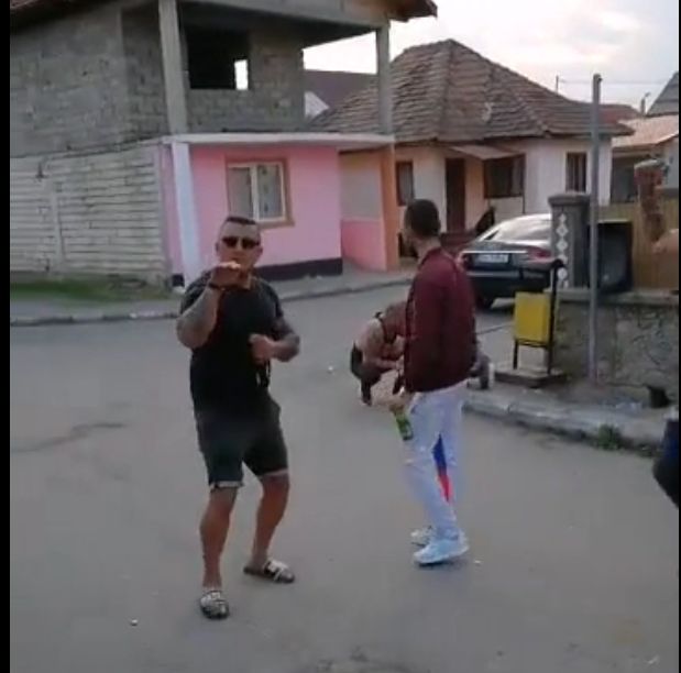 VIDEO. Distracție în mijlocul străzii, cu dans pe manele și bere la gheaţă: „Care coronavirus?”