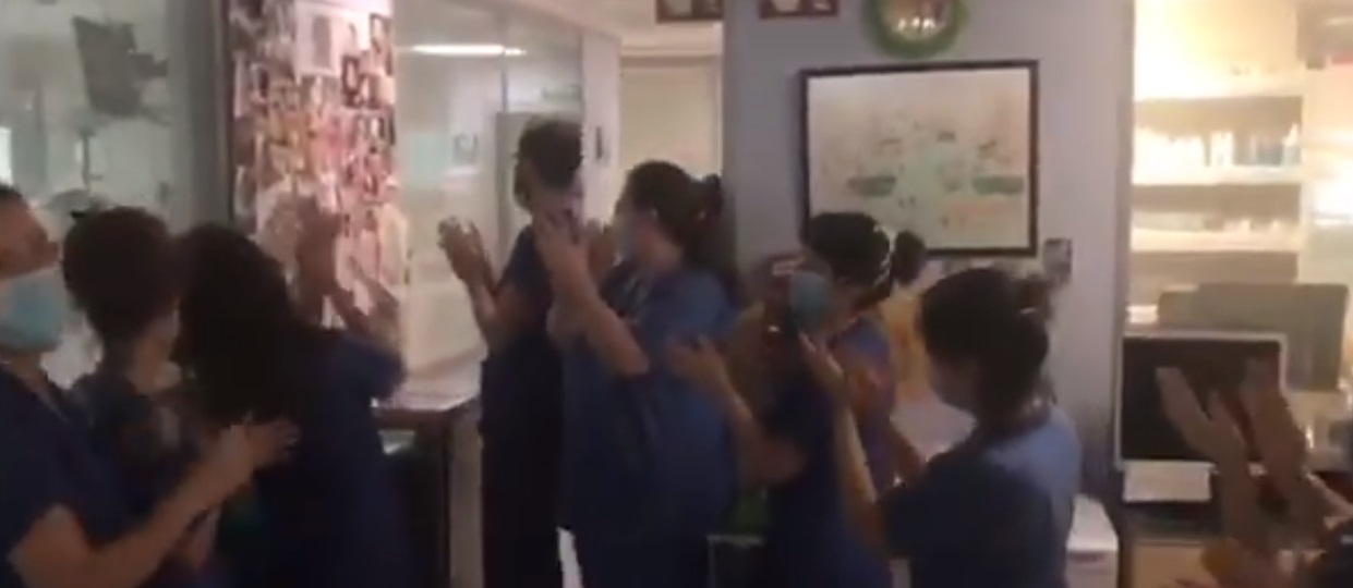 MOMENTE EMOȚIONANTE | Un bebeluș este aplaudat de medici după ce timp de trei săptămâni a respirat doar cu ajutorul ventilatorului – VIDEO MOMENTE EMOȚIONANTE | Un bebeluș este aplaudat de medici după ce timp de trei săptămâni a respirat doar cu ajutorul ventilatorului – VIDEO
