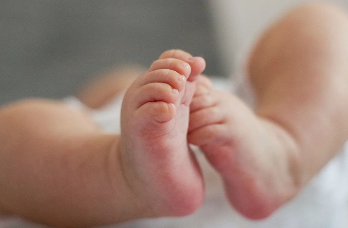 HALUCINANT. Bebelușul de doar două luni ucis în Olt putea fi salvat. Autoritățile știau că mama își agresa copilul