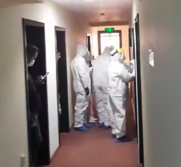 VIDEO EXCLUSIV. Situație fără precedent la un centru de carantină, după ce o persoană a fost confirmată pozitiv cu coronavirus. Oamenii acuză că sunt lăsați să plece fără să fie testatați